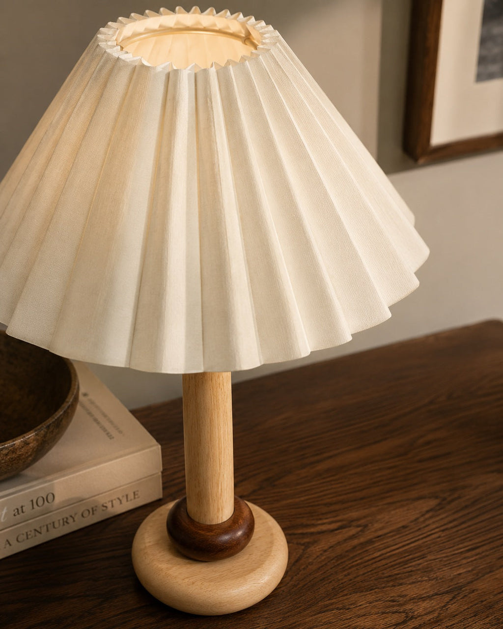 Lámpara de mesa retro con base cilíndrica de madera y pantalla de tela plisada para dormitorio o escritorio | ribuella