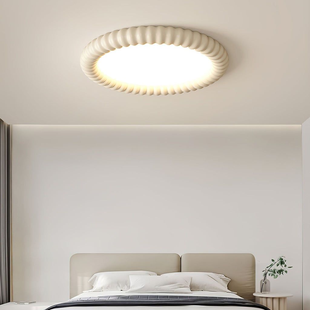 Plafonnier sculptural LumaWave avec motif lumineux ondulé dynamique