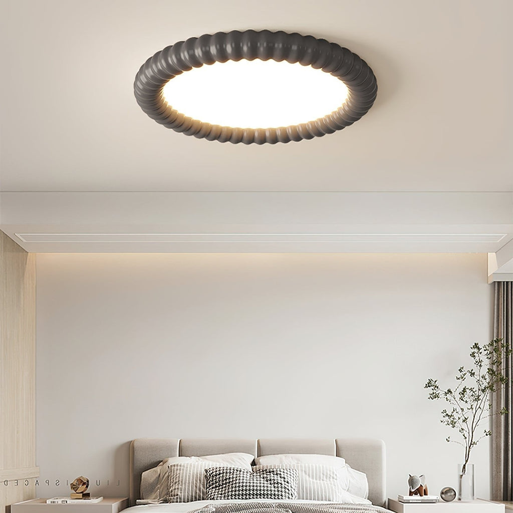 Plafonnier sculptural LumaWave avec motif lumineux ondulé dynamique