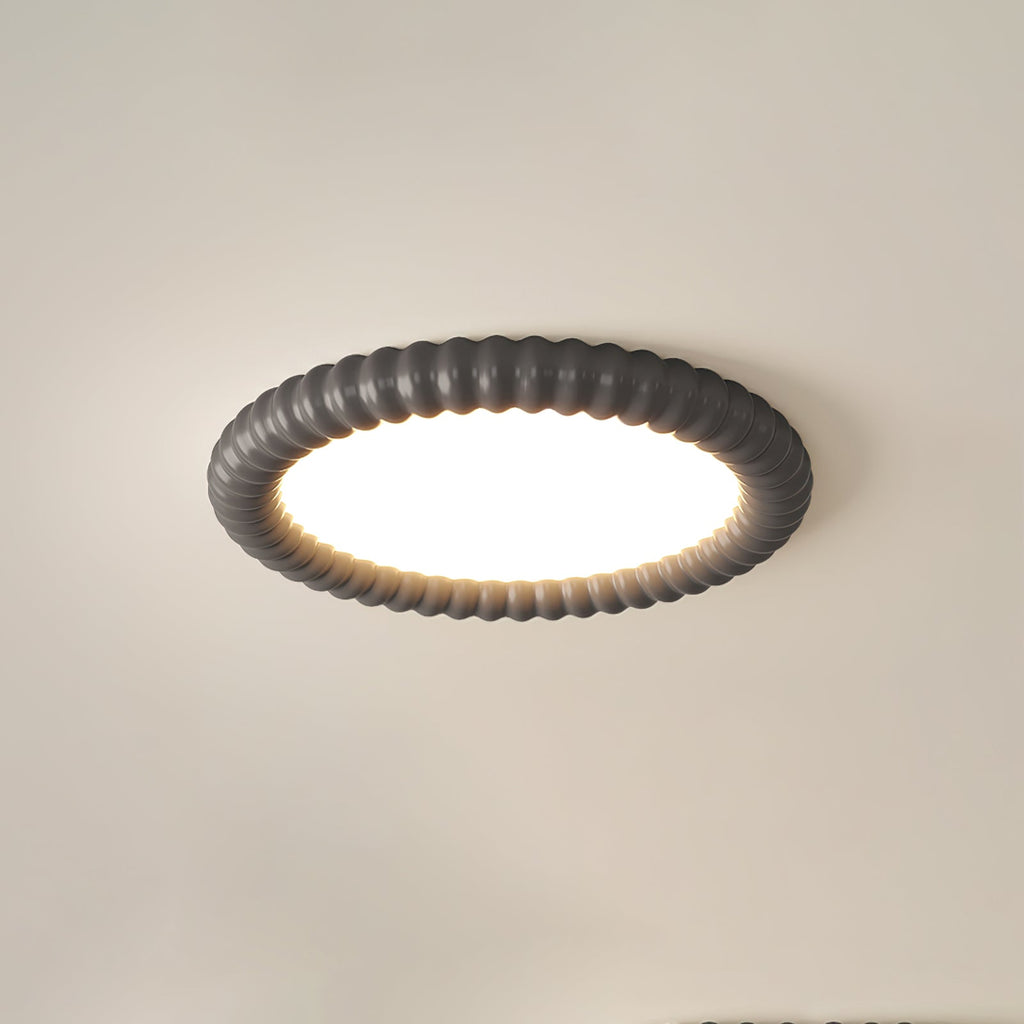 Plafonnier sculptural LumaWave avec motif lumineux ondulé dynamique