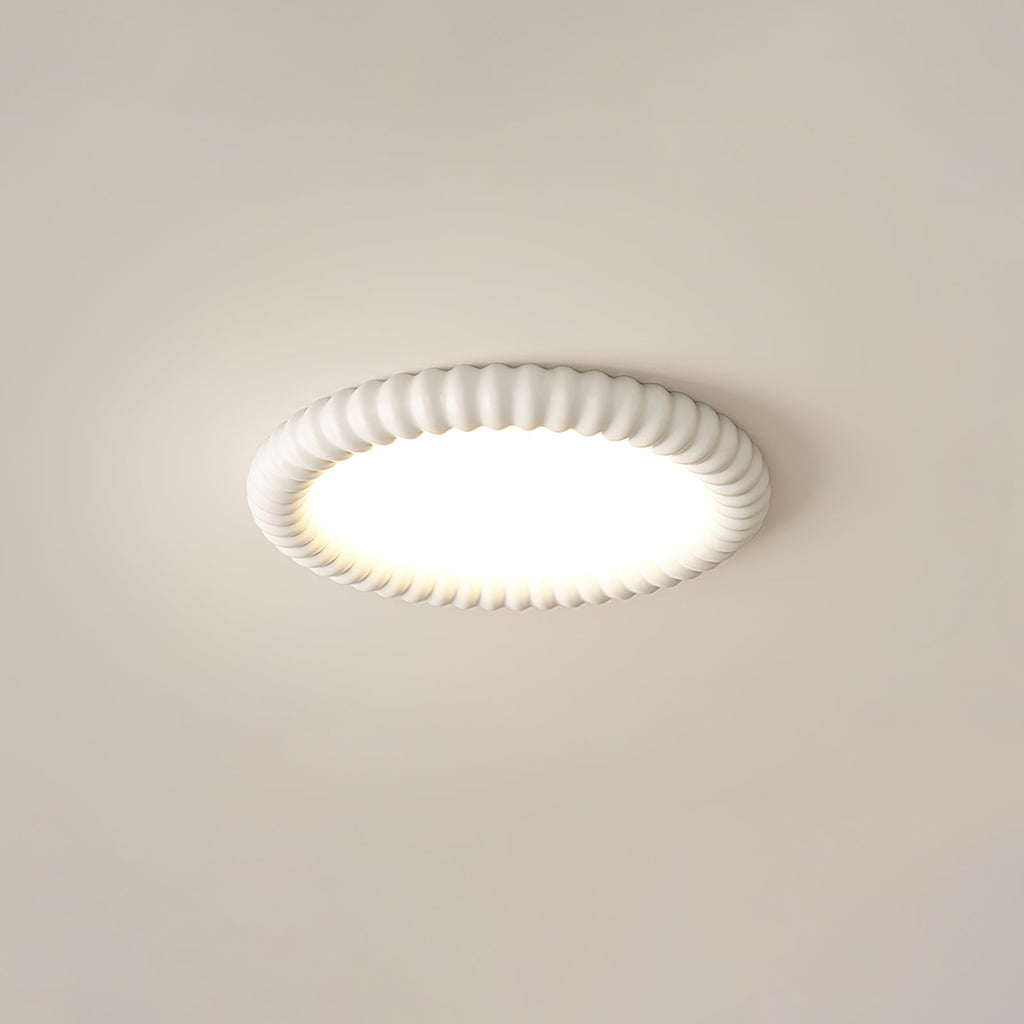 Plafonnier sculptural LumaWave avec motif lumineux ondulé dynamique