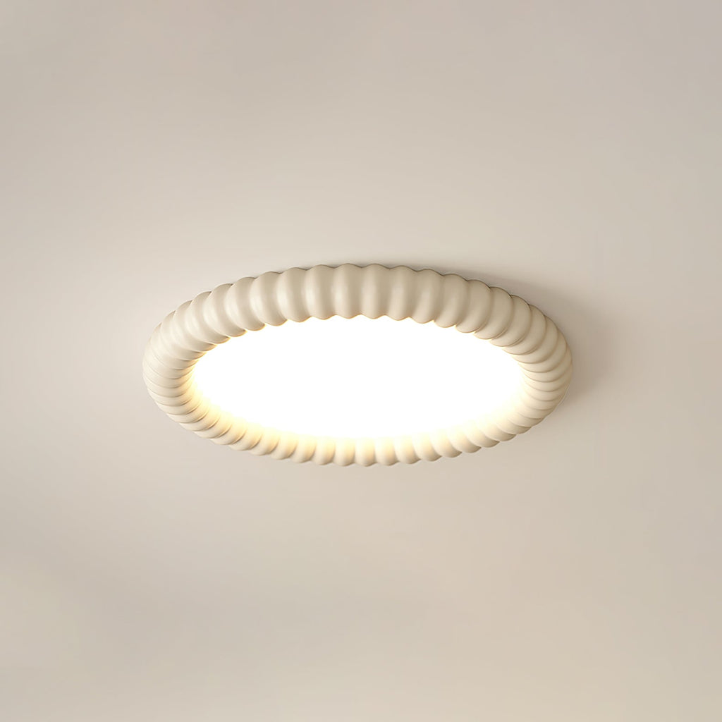 Plafonnier sculptural LumaWave avec motif lumineux ondulé dynamique