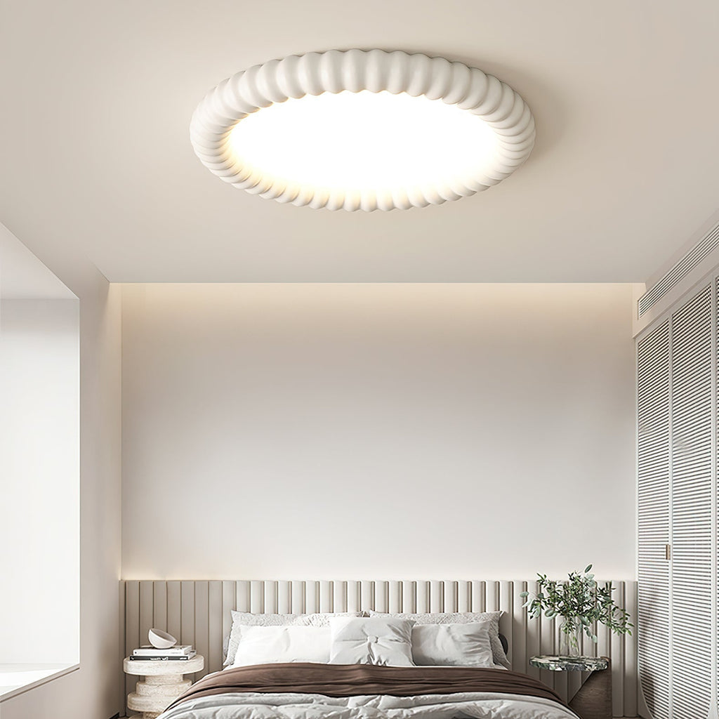 Plafonnier sculptural LumaWave avec motif lumineux ondulé dynamique