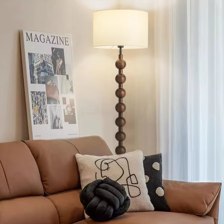 Hoshi Japandi-Stehleuchte im Holzdesign mit warmem Stimmungslicht