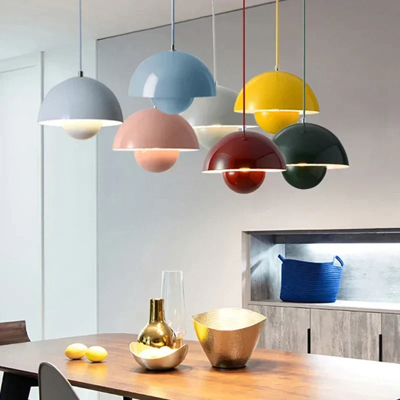 Minimalistisk hængende loftslampe med rene linjer og afbalanceret belysning