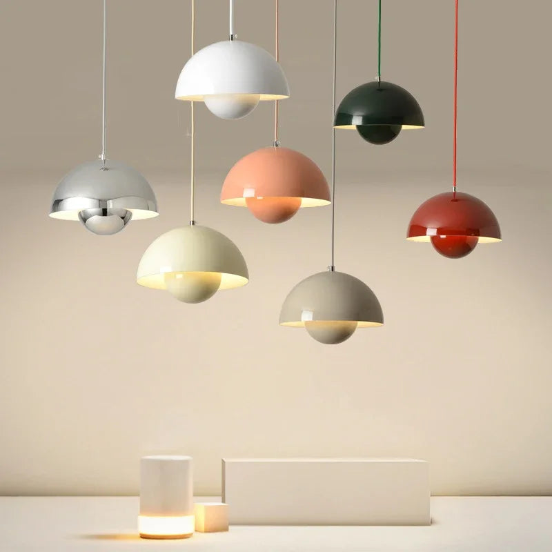 Minimalistisk hængende loftslampe med rene linjer og afbalanceret belysning