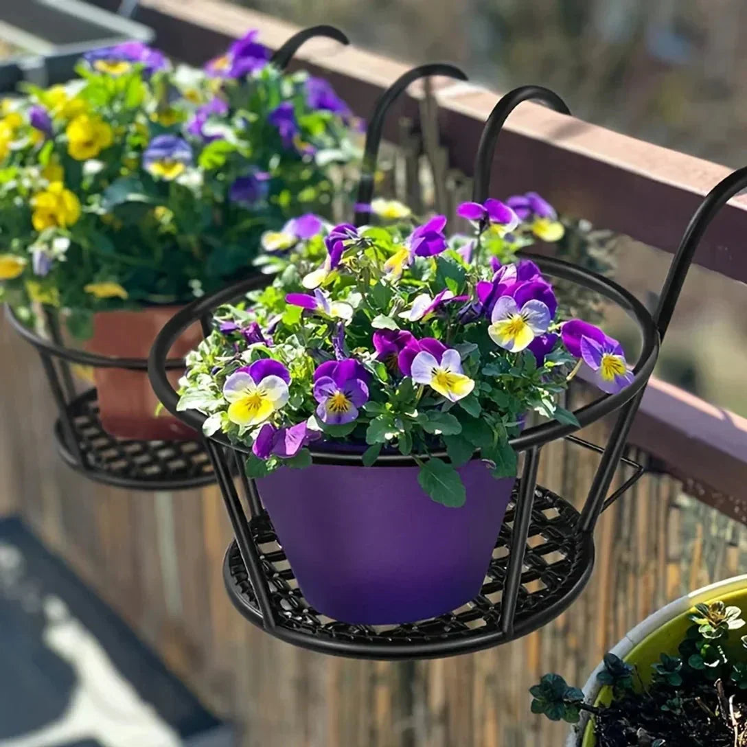 Sada 3 černých kovových držáků květináčů s háčky na balkon | ribuella