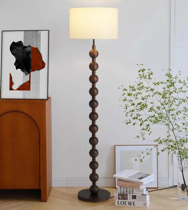 Hoshi Japandi-Stehleuchte im Holzdesign mit warmem Stimmungslicht