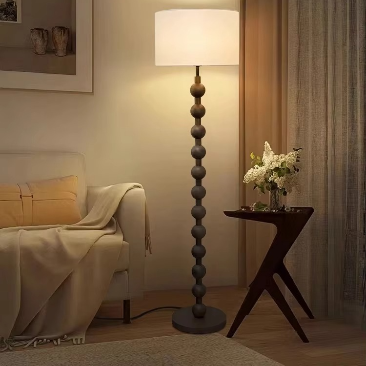 Hoshi Japandi-Stehleuchte im Holzdesign mit warmem Stimmungslicht