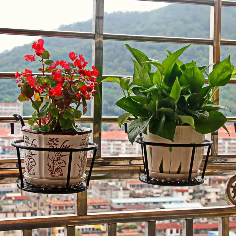 Sada 3 černých kovových držáků květináčů s háčky na balkon | ribuella