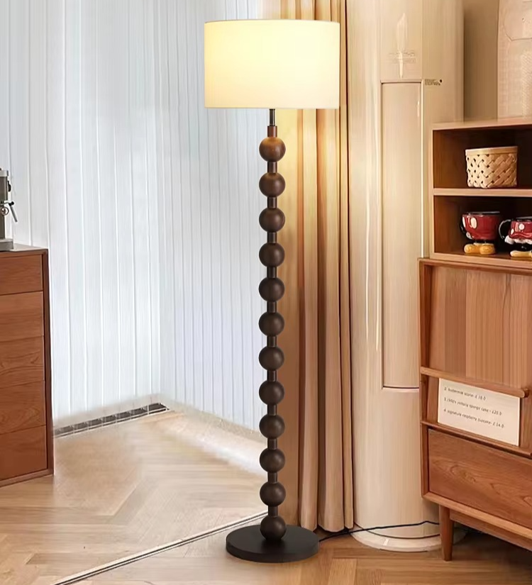 Hoshi Japandi-Stehleuchte im Holzdesign mit warmem Stimmungslicht
