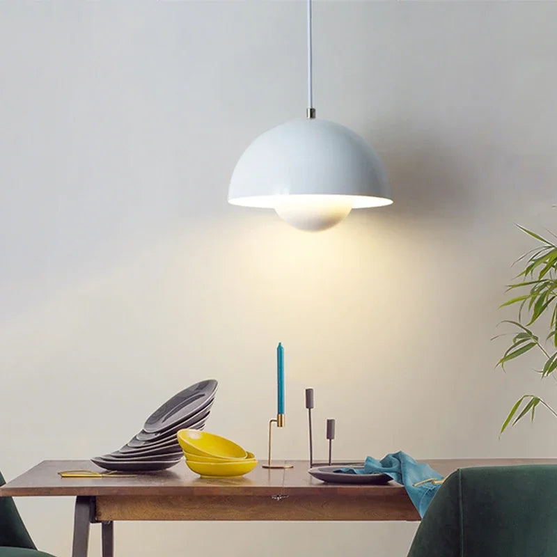 Minimalistische hangende plafondlamp met strakke lijnen en gelijkmatige verlichting