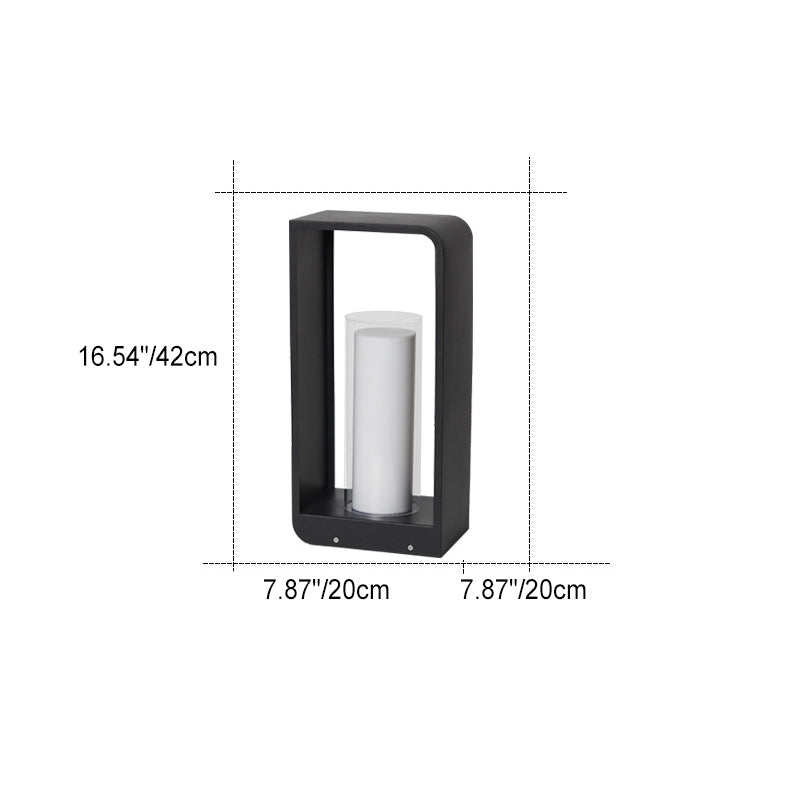 Moderne udendørs sti- eller gangbelysning med rene geometriske detaljer og praktisk belysning