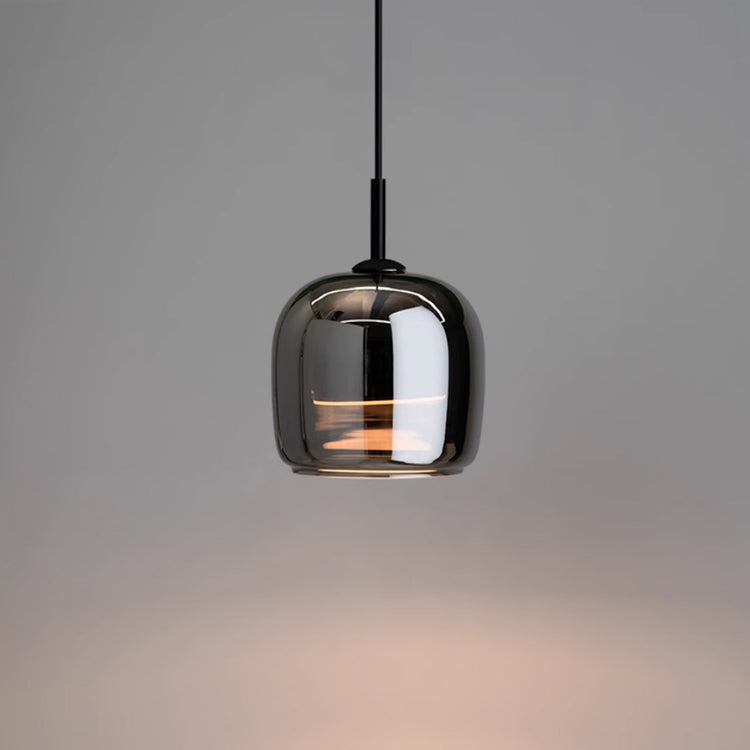 Justerbar nordisk pendellampe med mørk glasskærm til loftmontering