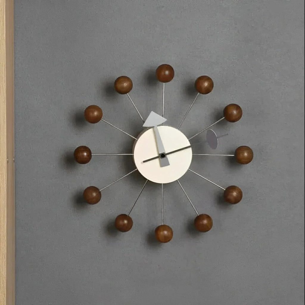 Metallene Wanduhr von Luminara mit Sonnenstrahl-Design, 32 Cm — leises Quarzwerk