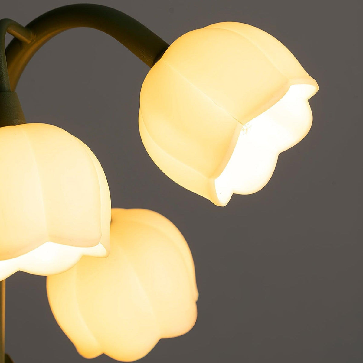 Aelis inomhusvägglampa med orkidé och naturtrogna gröna blad
