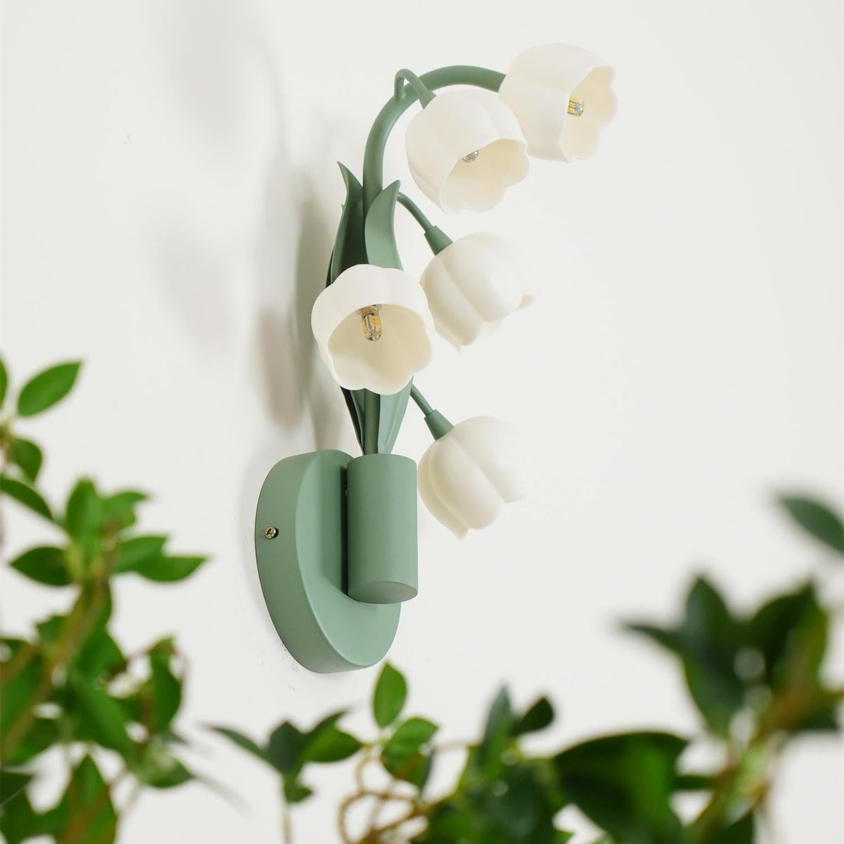 Aelis inomhusvägglampa med orkidé och naturtrogna gröna blad