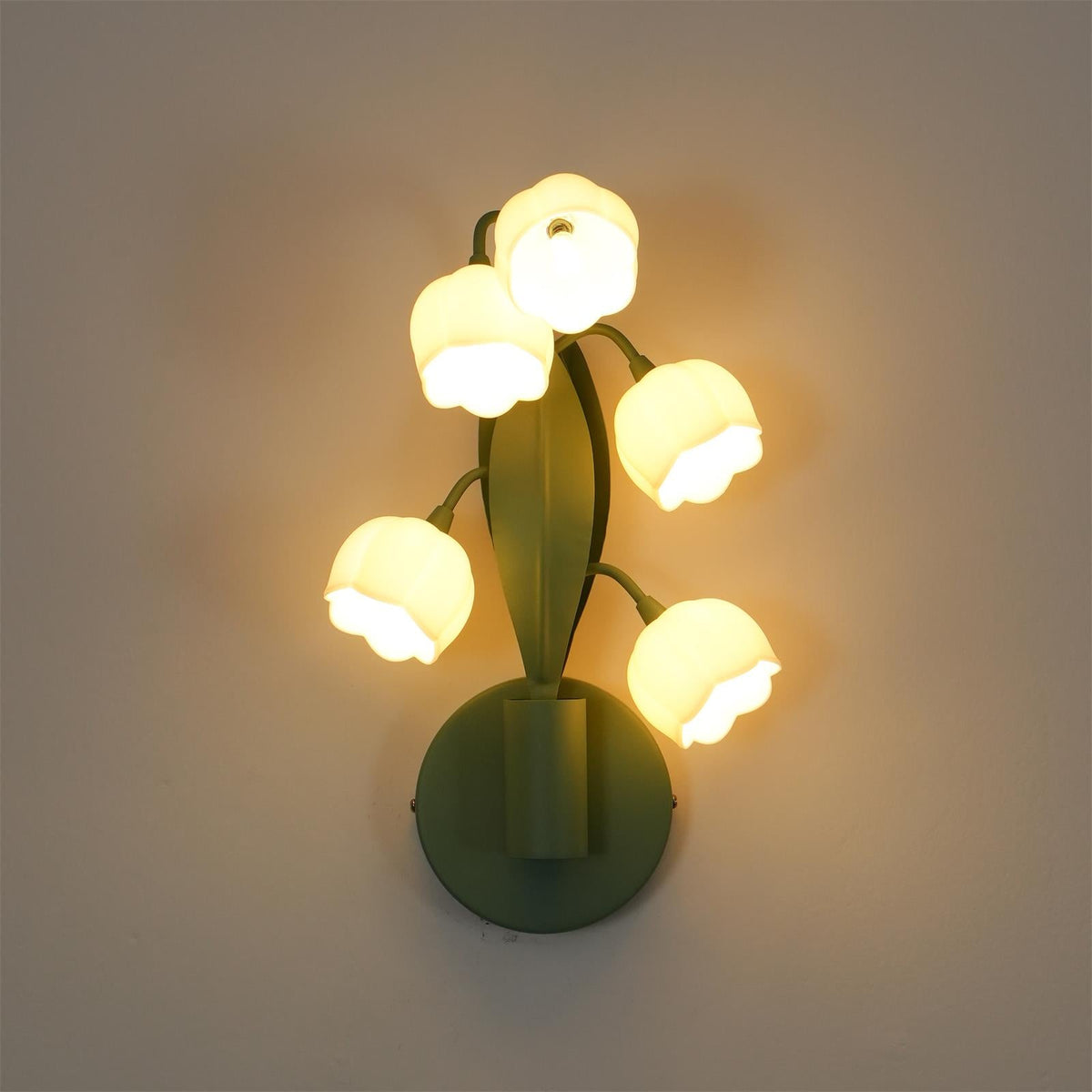 Aelis inomhusvägglampa med orkidé och naturtrogna gröna blad