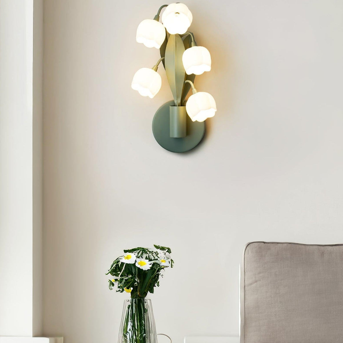 Aelis inomhusvägglampa med orkidé och naturtrogna gröna blad