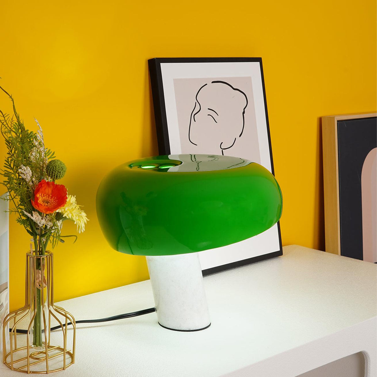 Lampe de table Vestra en marbre, réflecteur en métal émaillé, base en marbre de Carrare
