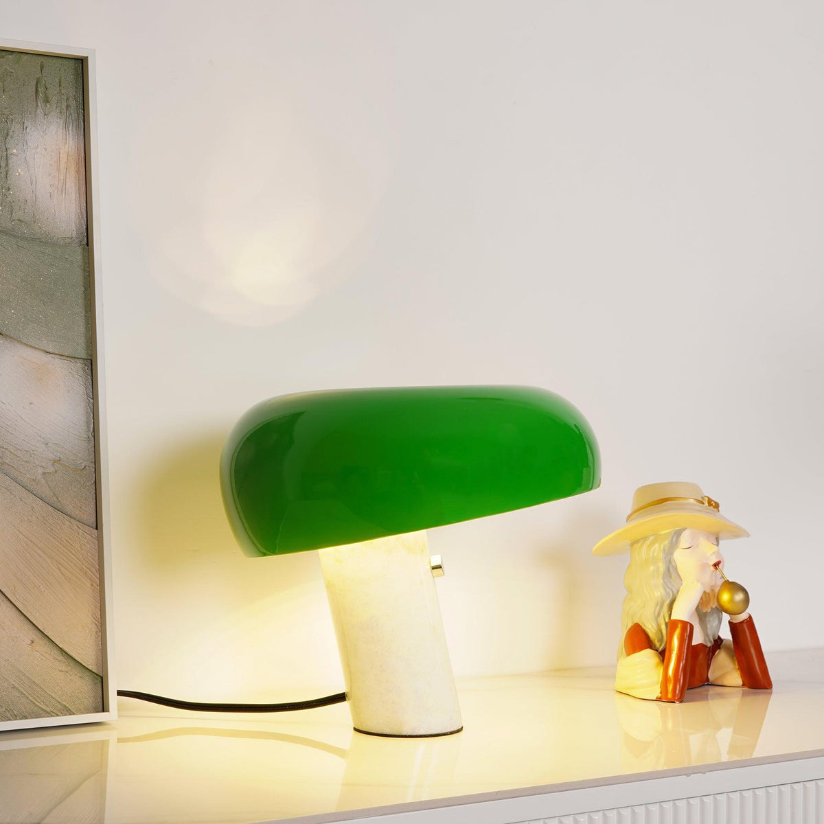 Lampe de table Vestra en marbre, réflecteur en métal émaillé, base en marbre de Carrare