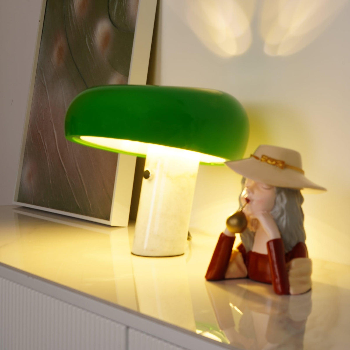 Lampe de table Vestra en marbre, réflecteur en métal émaillé, base en marbre de Carrare