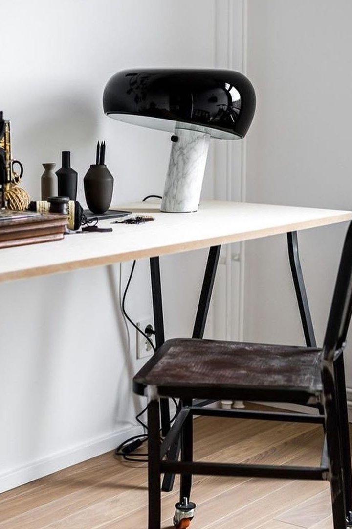 Lampe de table Vestra en marbre, réflecteur en métal émaillé, base en marbre de Carrare