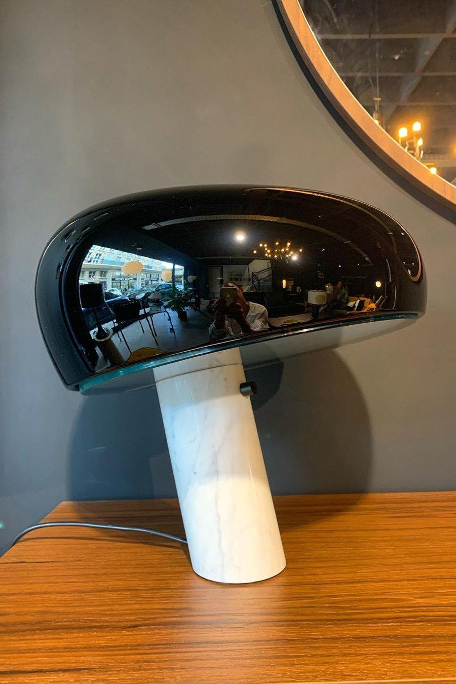 Lampe de table Vestra en marbre, réflecteur en métal émaillé, base en marbre de Carrare