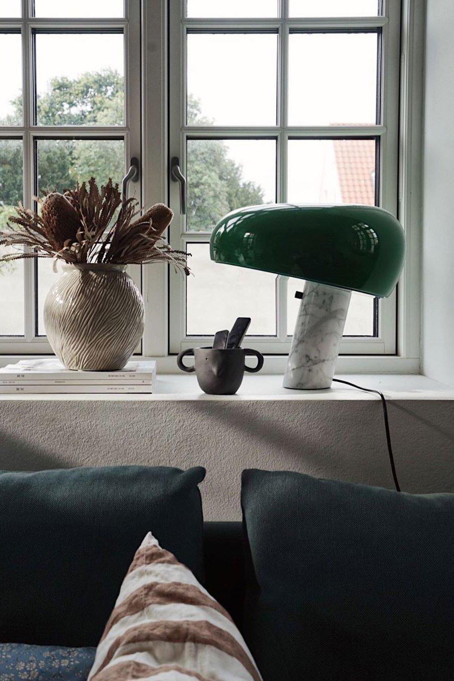 Lampe de table Vestra en marbre, réflecteur en métal émaillé, base en marbre de Carrare