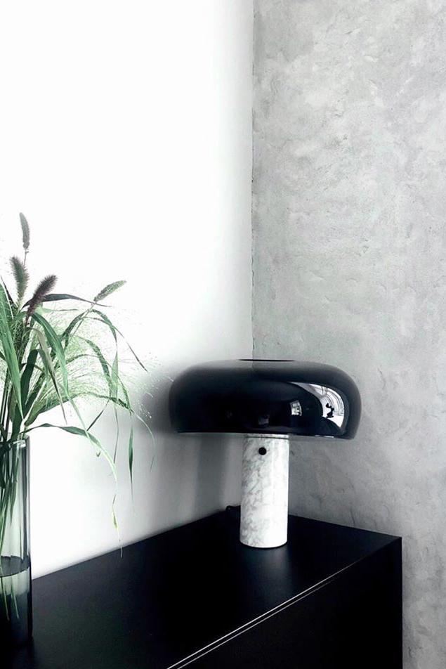 Lampe de table Vestra en marbre, réflecteur en métal émaillé, base en marbre de Carrare