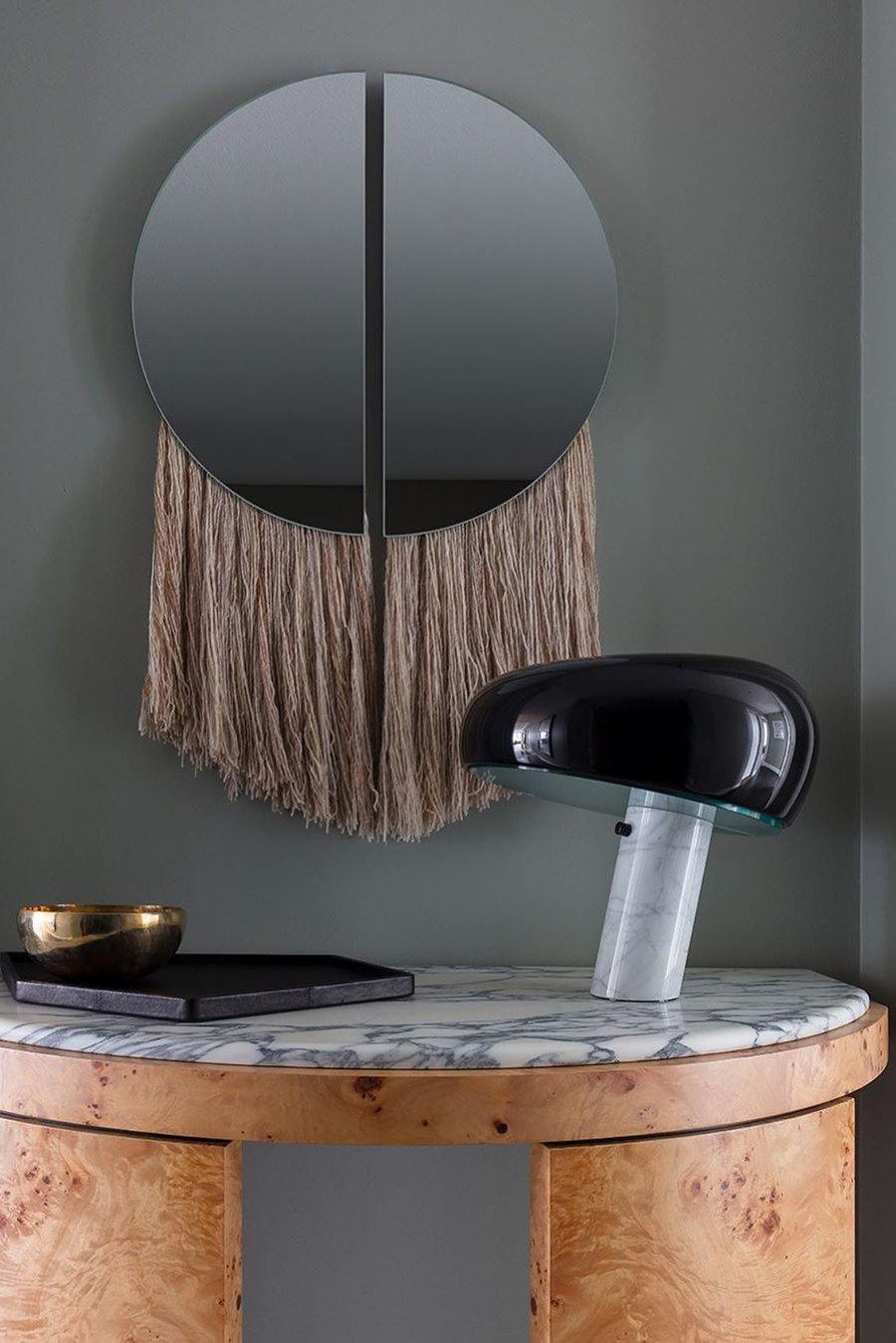 Lampe de table Vestra en marbre, réflecteur en métal émaillé, base en marbre de Carrare