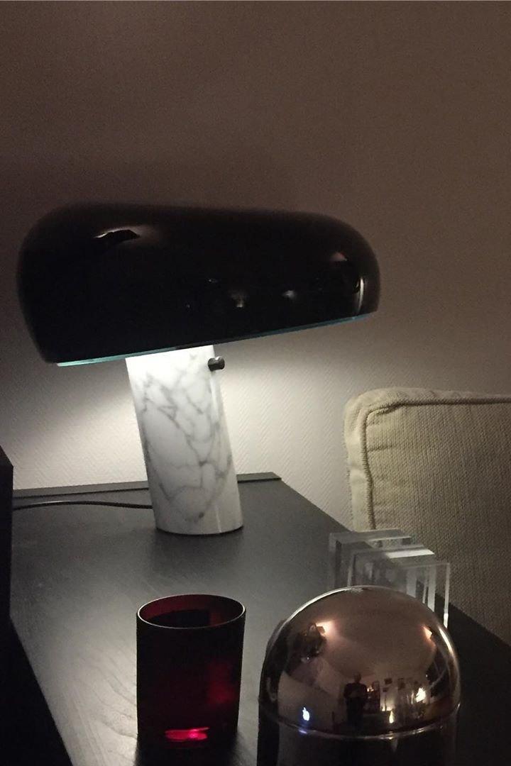 Lampe de table Vestra en marbre, réflecteur en métal émaillé, base en marbre de Carrare