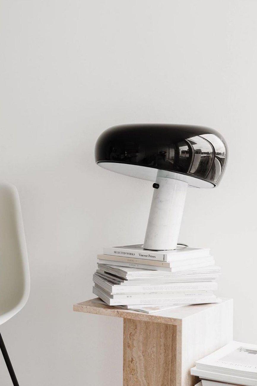 Lampe de table Vestra en marbre, réflecteur en métal émaillé, base en marbre de Carrare
