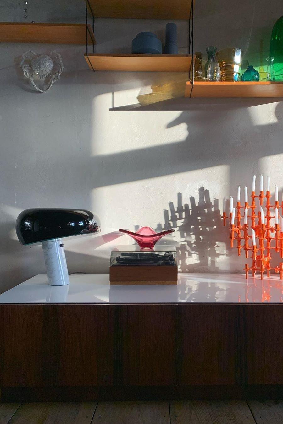Lampe de table Vestra en marbre, réflecteur en métal émaillé, base en marbre de Carrare