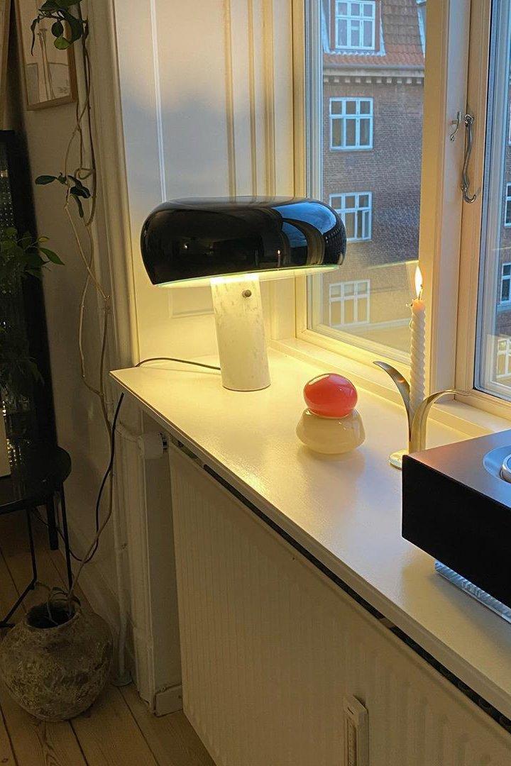 Lampe de table Vestra en marbre, réflecteur en métal émaillé, base en marbre de Carrare