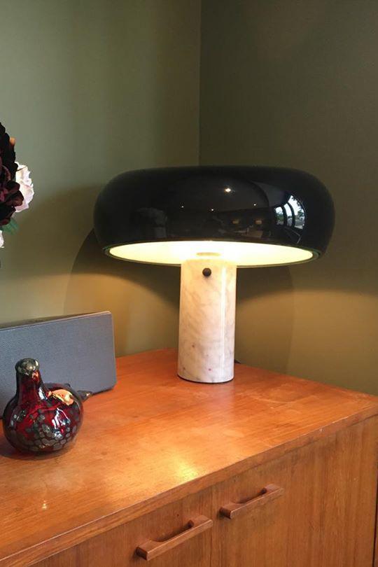 Lampe de table Vestra en marbre, réflecteur en métal émaillé, base en marbre de Carrare
