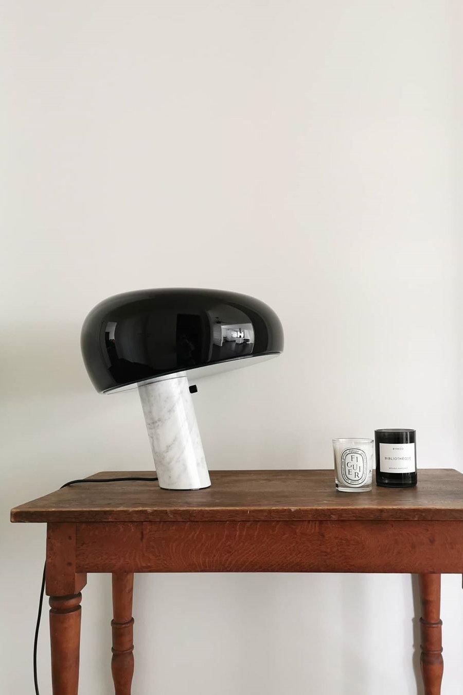 Lampe de table Vestra en marbre, réflecteur en métal émaillé, base en marbre de Carrare
