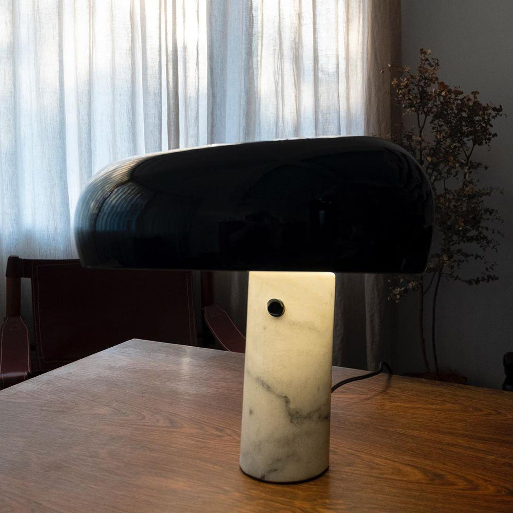Lampe de table Vestra en marbre, réflecteur en métal émaillé, base en marbre de Carrare