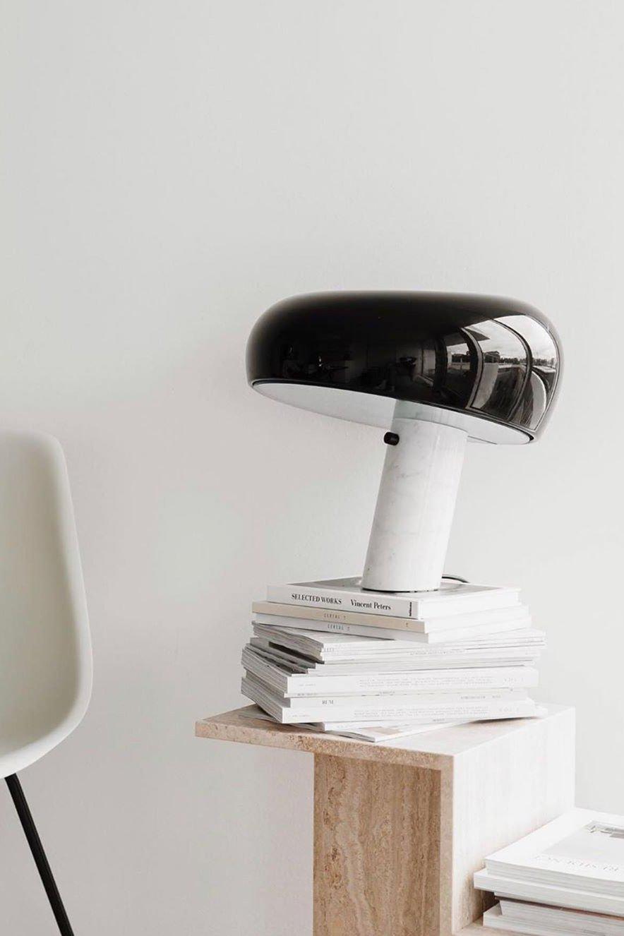 Lampe de table Vestra en marbre, réflecteur en métal émaillé, base en marbre de Carrare
