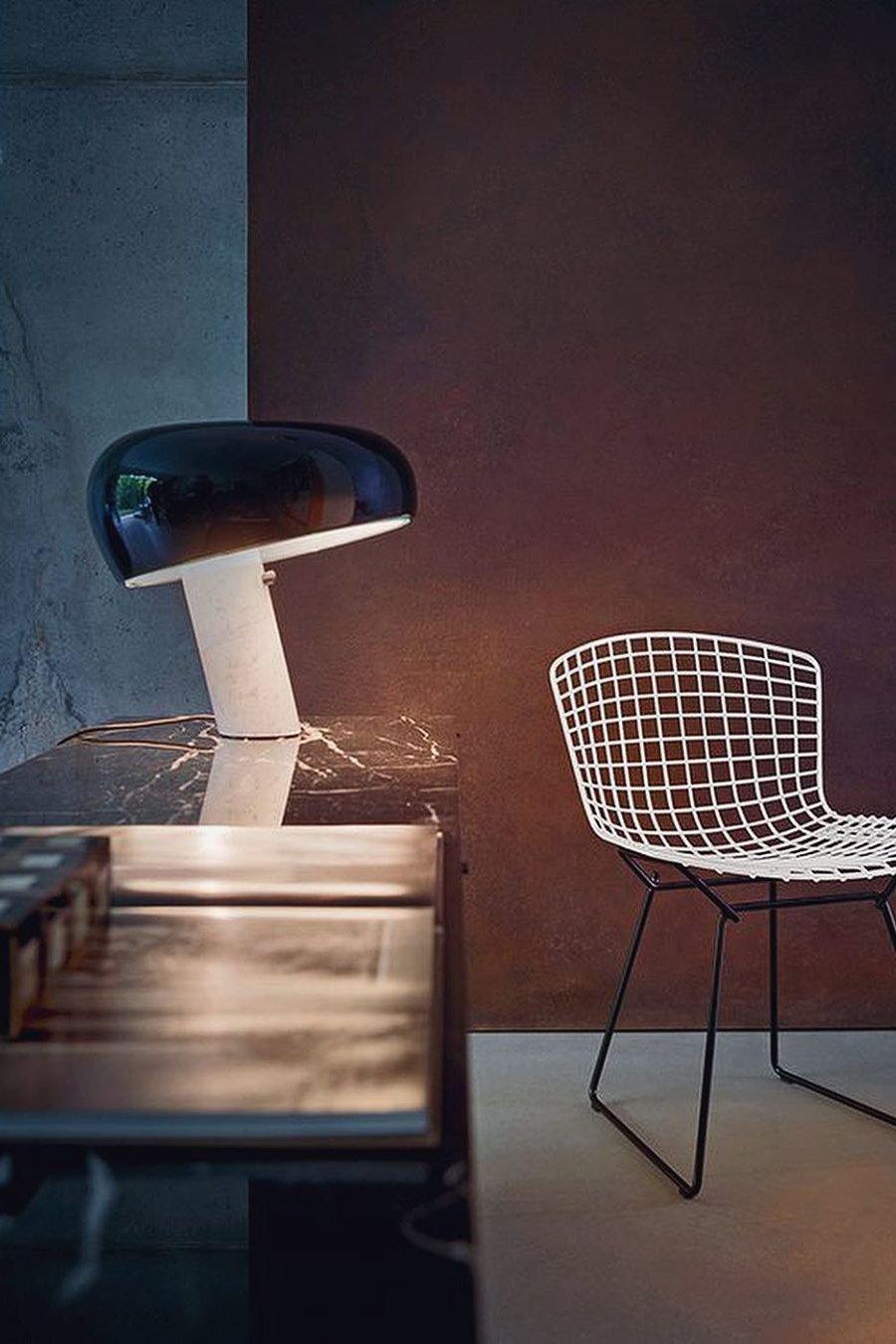 Lampe de table Vestra en marbre, réflecteur en métal émaillé, base en marbre de Carrare