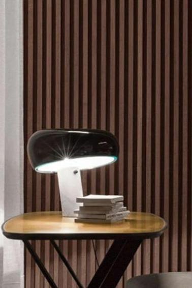 Lampe de table Vestra en marbre, réflecteur en métal émaillé, base en marbre de Carrare