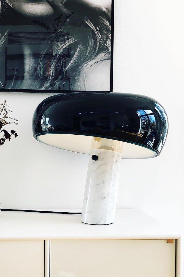 Lampe de table Vestra en marbre, réflecteur en métal émaillé, base en marbre de Carrare