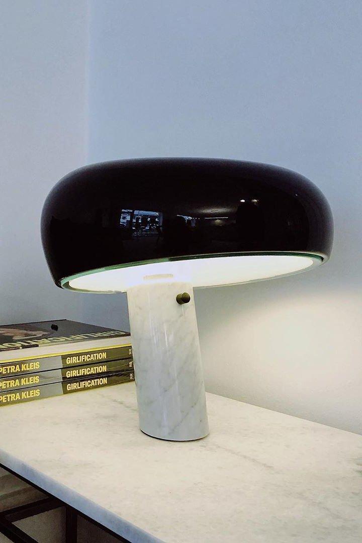 Lampe de table Vestra en marbre, réflecteur en métal émaillé, base en marbre de Carrare