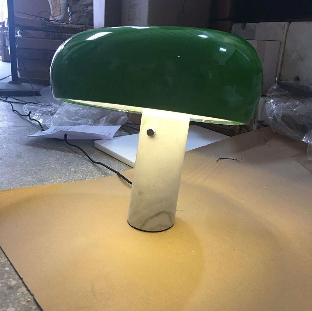 Lampe de table Vestra en marbre, réflecteur en métal émaillé, base en marbre de Carrare