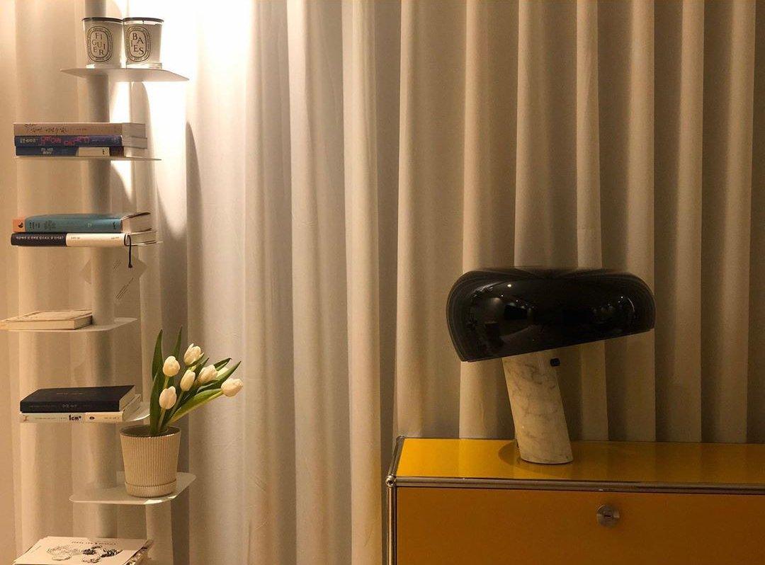 Lampe de table Vestra en marbre, réflecteur en métal émaillé, base en marbre de Carrare