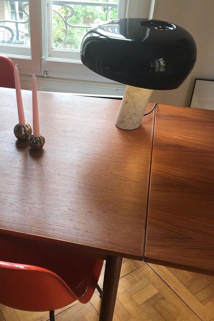 Lampe de table Vestra en marbre, réflecteur en métal émaillé, base en marbre de Carrare