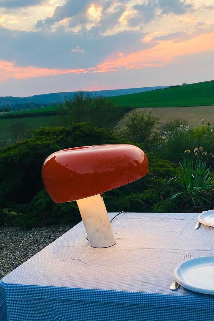 Lampe de table Vestra en marbre, réflecteur en métal émaillé, base en marbre de Carrare