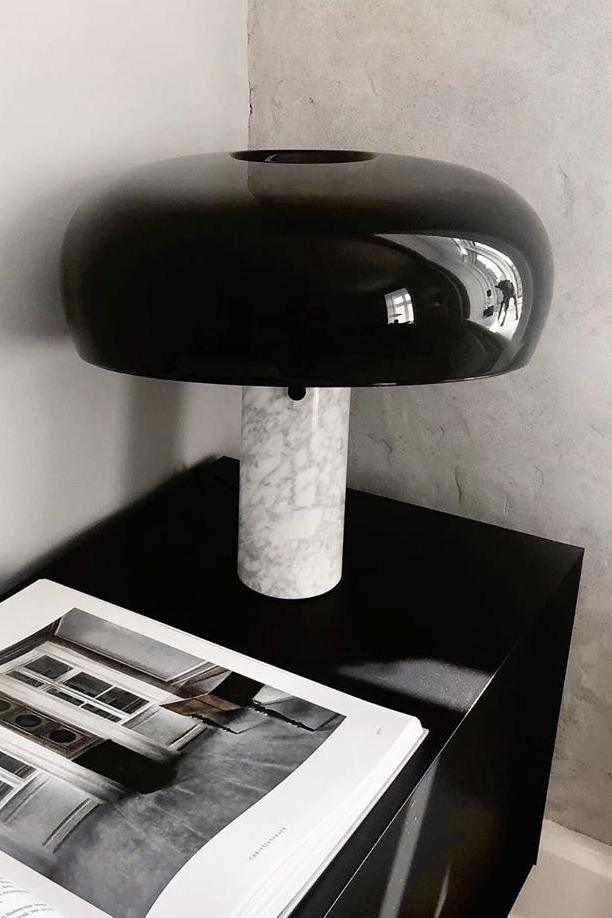 Lampe de table Vestra en marbre, réflecteur en métal émaillé, base en marbre de Carrare