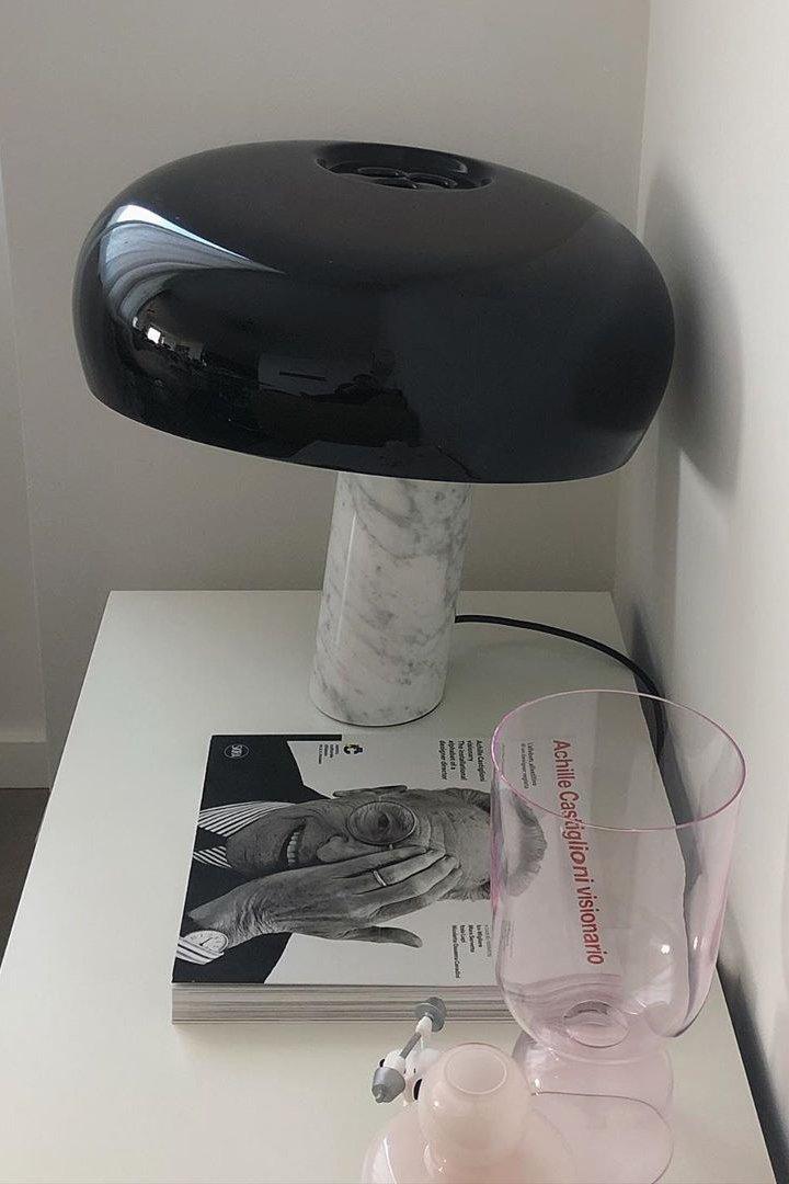 Lampe de table Vestra en marbre, réflecteur en métal émaillé, base en marbre de Carrare