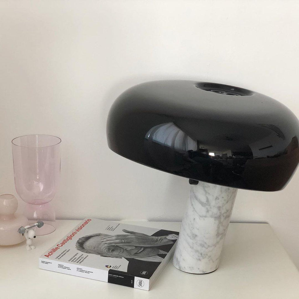 Lampe de table Vestra en marbre, réflecteur en métal émaillé, base en marbre de Carrare